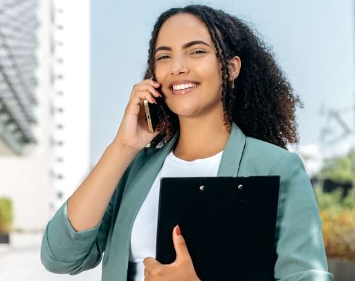 A Kaplan trained professional holds her clipboard while talking on the phone
